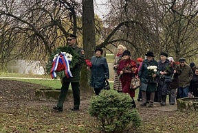 О возложении венков и цветов на воинском братском кладбище в пос. Слампе О возложении венков и цветов на воинском братском кладбище в пос. Слампе