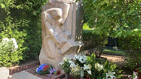 О церемонии возложения цветов к могиле писателя В.С.Пикуля