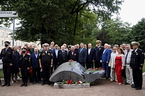 Об открытии мемориального знака в саду В.С.Пикуля (г. Санкт-Петербург)