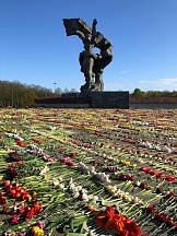 О возложении венков и цветов к мемориалам советским воинам в Латвии по случаю 75-й годовщины Победы в Великой Отечественной войне