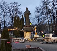 9 ноября, в Международный день борьбы с фашизмом, расизмом и антисемитизмом латвийские власти начали сносить, мстительно уничтожать резекненского «Алешу». В темноте, с оцеплением – как у националистической элиты Латвийской Республики уже вошло в привычку.